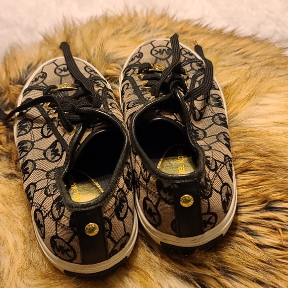 Sneakers - Picture 2 of 4